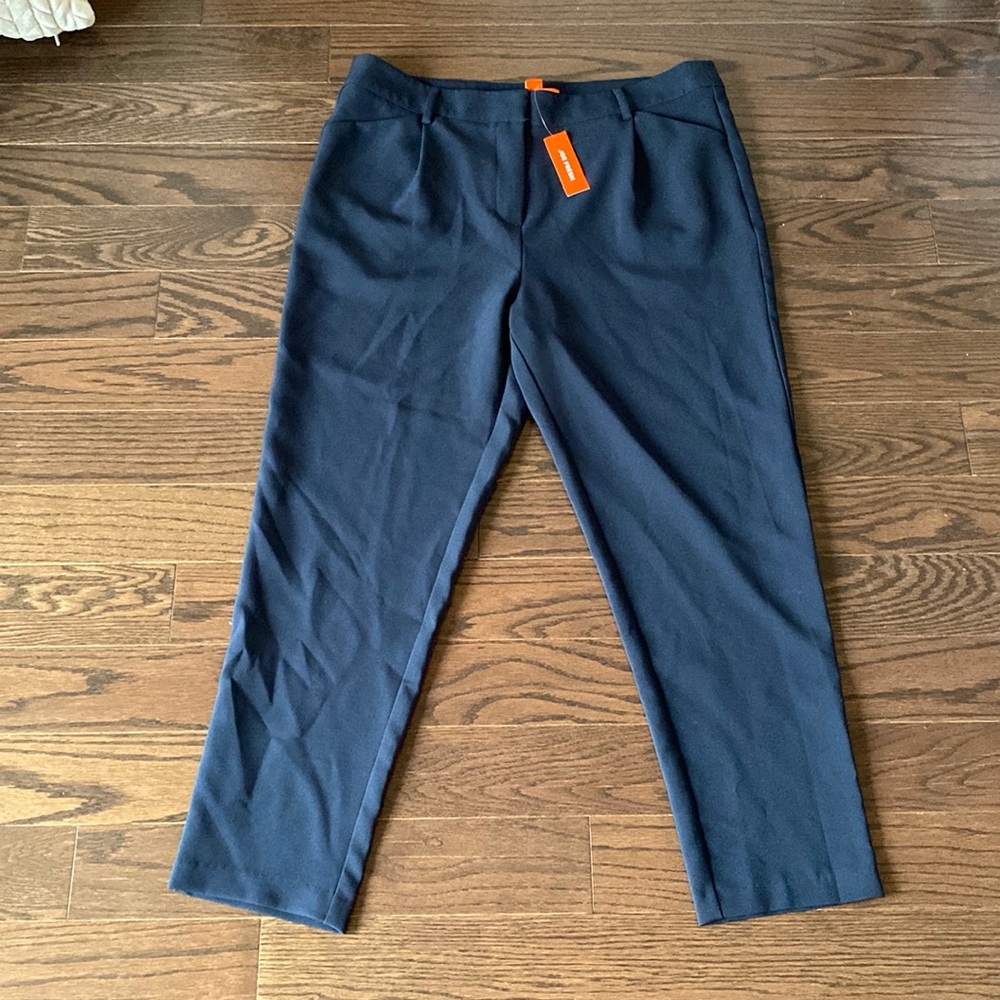 Navy blue ankle pant.